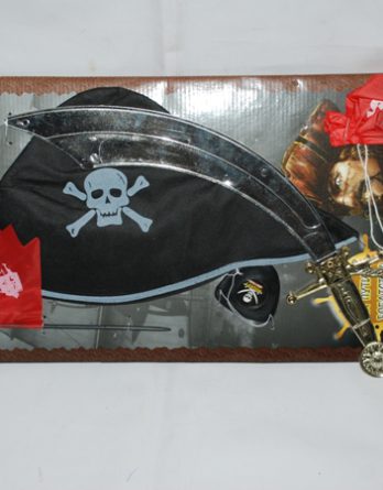 Набор пиратский, материал пластик. В комплекте: флажок, сабля, наглазник, значок с черепом, мешочек с монетками.